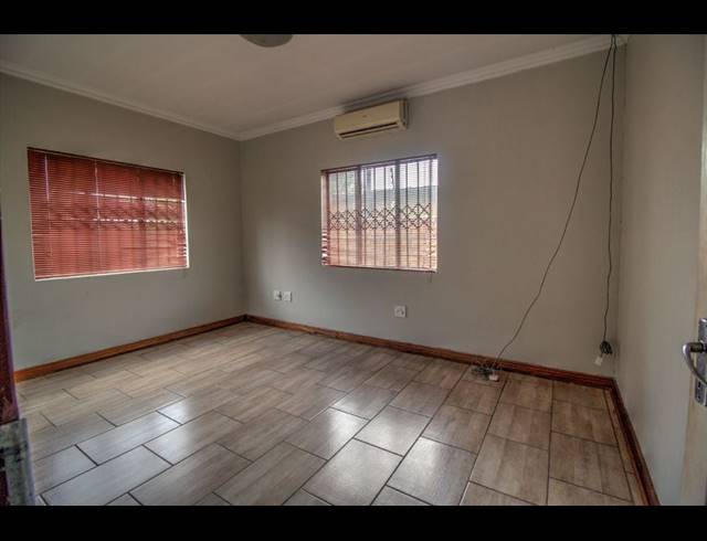 9 BEDROOM FREESTANDING FOR SALE IN KEMPTON PARK EXT 2